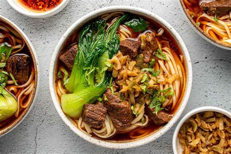   Pingliang の「牛肉麺」: スパイスが効いた濃厚スープと、コシのある麺が織りなす至福のハーモニー！