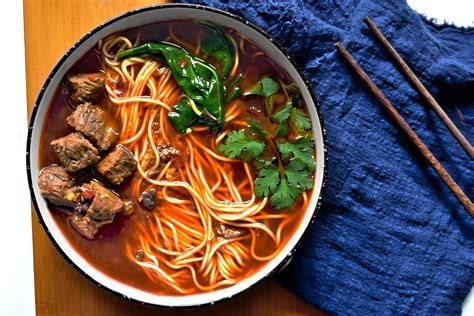  紅燒牛肉麵は、甘辛く煮込まれた牛肉とコシのある麺が織りなす、至福のハーモニー！